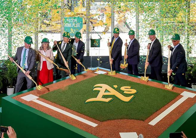 (미국 네바다주 라스베가스에 건설될 오클랜드 홈구장이 24일(한국시간) 첫 삽을 떴다)