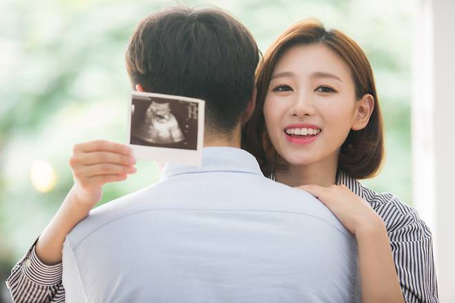 임신 중 태아와 부모의 유사성을 판단할 만한 유효한 시각적 단서가 없는 상황에서 여성은 60% 이상이 태아가 아버지와 닮았다고 답한 반면 남성은 47%만이 태아가 아버지와 닮았다고 답하는 것으로 나타났다. [사진= 게티이미지뱅크]