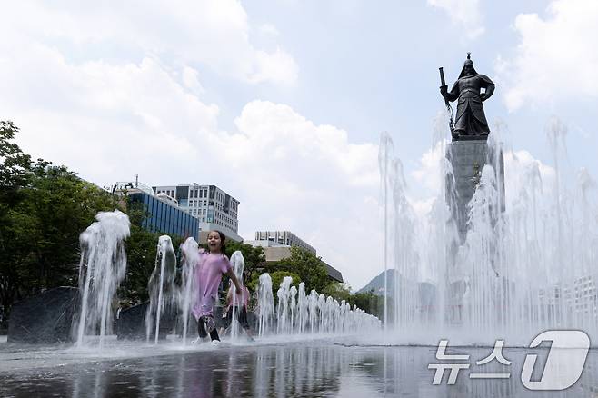 서울 낮 최고기온이 32도에 이르는 등 무더운 날씨가 예보된 23일 오후 서울 세종대로 광화문광장 바닥분수대를 찾은 어린이가 더위를 식히고 있다. 2025.6.23/뉴스1 ⓒ News1 이승배 기자