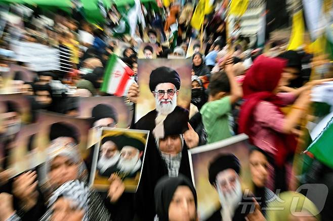 파키스탄 카라치에서 22일(현지시간) 시아파 무슬림들이 하메네이의 초상화를 들고 이란에 대한 미국과 이스라엘의 공격을 규탄하는 시위를 벌이고 있다. 2025.06.22 ⓒ AFP=뉴스1 ⓒ News1 송송이 기자