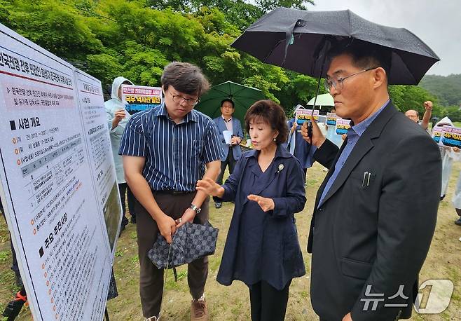 박선영 진실화해위원장이 25일 한국전쟁 75주년을 맞아 대전시 동구 낭월동 골령골 평화공원 조성 현장을 찾아 관계자들과 대화를 나누고 있다. 2025.06.25/뉴스1(진실화해위 제공)