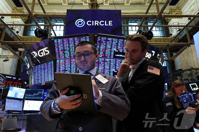 FILE PHOTO: Traders work on the floor at the New York Stock Exchange (NYSE), on the day of Circle Internet Group's IPO, in New York City, U.S., June 5, 2025. REUTERS/Brendan McDermid/File Photo ⓒ 로이터=뉴스1
