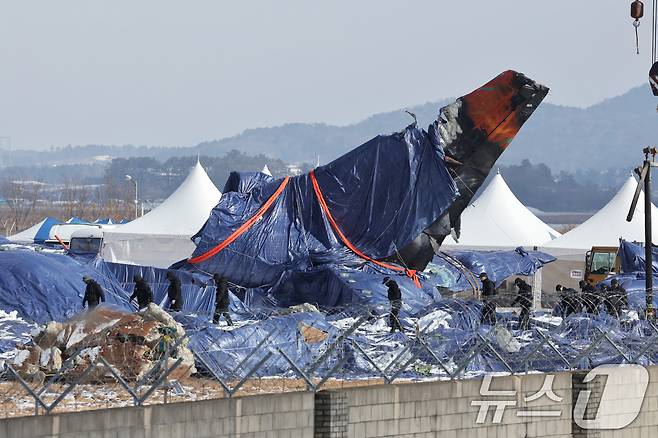 전남 무안국제공항 참사 현장에서 경찰과 군인들이 수색 작업을 펼치고 있다. 2025.1.7/뉴스1 ⓒ News1 김태성 기자