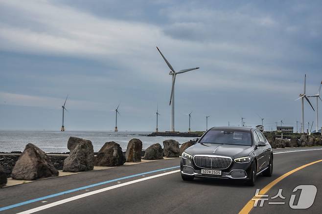 23일 제주 서부 해안 도로를 메르세데스-벤츠 대형 세단 '마이바흐 S 680 4MATIC'를 타고 달리는 모습(메르세데스-벤츠 코리아 제공). 2025.06.23.