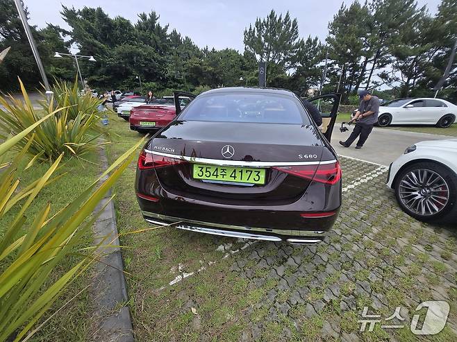 23일 제주에서 촬영한 메르세데스-벤츠 대형 세단 '마이바흐 S 680 4MATIC' 후면 모습. 2025.06.23/뉴스1 김성식 기자