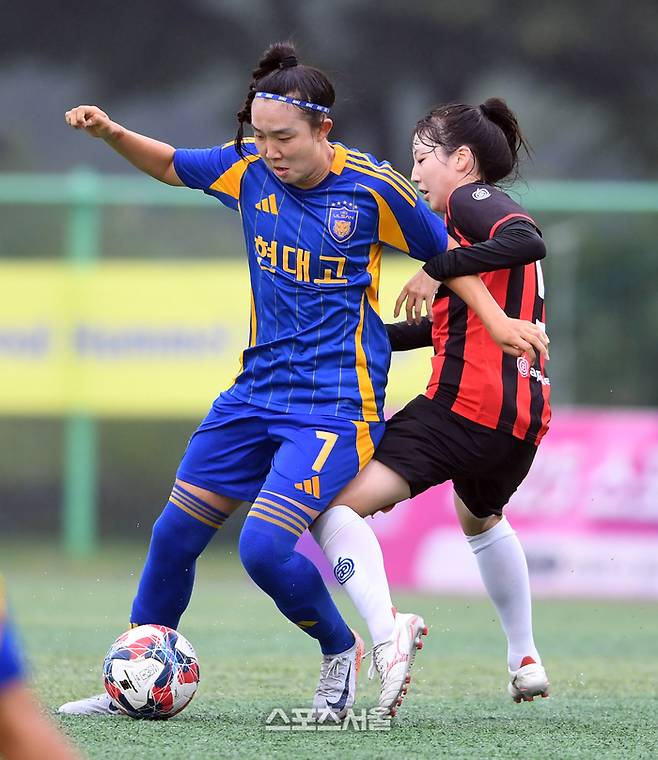 울산 현대고 권다은(왼쪽)이 24일 경남 합천에서 열린 ‘2025 스포츠케이션 명품도시 합천에서 펼쳐지는 제33회 여왕기 전국여자축구대회’ 고등부 대구 동부고와의 8강전에서 드리블 돌파를 하고 있다. 2025. 6. 23. 합천 | 박진업 기자 upandup@sportsseoul.com