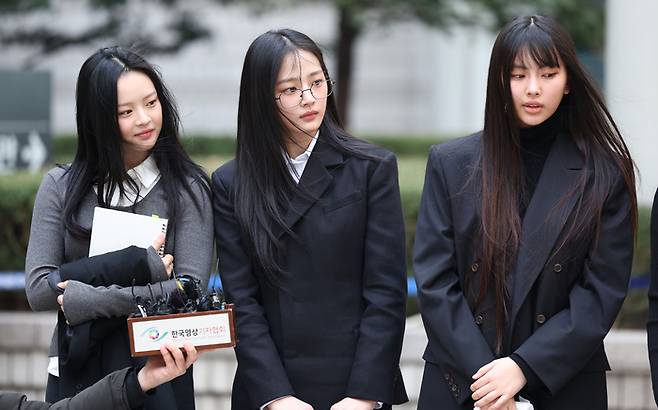 뉴진스의 하니(왼쪽부터), 민지, 혜인이 서울중앙지방법원에서 열린 ‘기획사 지위보전 및 광고계약 체결 등 금지’ 가처분 신청의 심문기일을 마친 뒤 법원 청사를 나서며 취재진 질문에 답하고 있다. 2025.3.7 연합뉴스