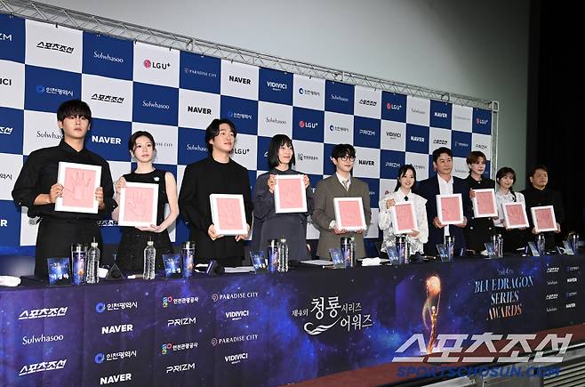 제4회 청룡시리즈어워즈 핸드프린팅 행사가 25일 서울 여의도 CGV에서 열렸다. 수상자들이 핸드프린팅과 함께 포즈를 취하고 있다. 허상욱 기자 wooks@sportschosun.com/2025.6.25/