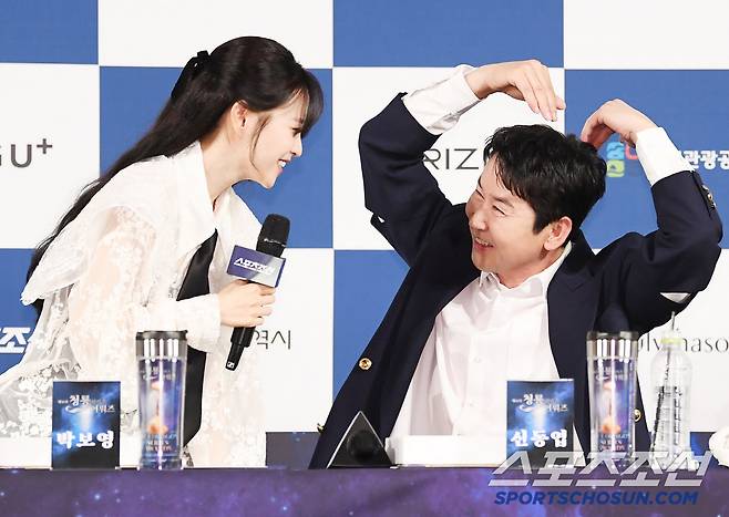 제4회 청룡시리즈어워즈 핸드프린팅 행사가 25일 서울 여의도 CGV에서 열렸다. 박보영이 SNL 출연을 약속하자 신동엽이 하트를 만들며 기뻐하고 있다. 정재근 기자 cjg@sportschosun.com/2025.6.25/