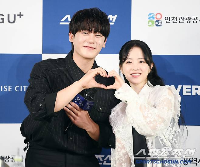 제4회 청룡시리즈어워즈 핸드프린팅 행사가 25일 서울 여의도 CGV에서 열렸다. 이정하와 박보영이 함께 하트를 만들어보이고 있다. 이정하는 박보영의 오랜 팬이다. 정재근 기자 cjg@sportschosun.com/2025.6.25/