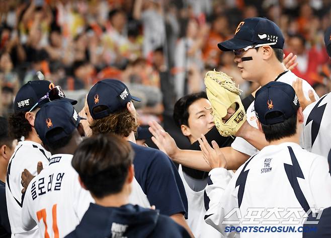 12일 대전 한화생명볼파크에서 열린 한화 이글스와 두산 베어스의 경기. 한화 마무리 김서현이 8회 2사 만루 위기를 막아낸 뒤 숨을 고르고 있다. 대전=박재만 기자 pjm@sportschosun.com/2025.06.12/