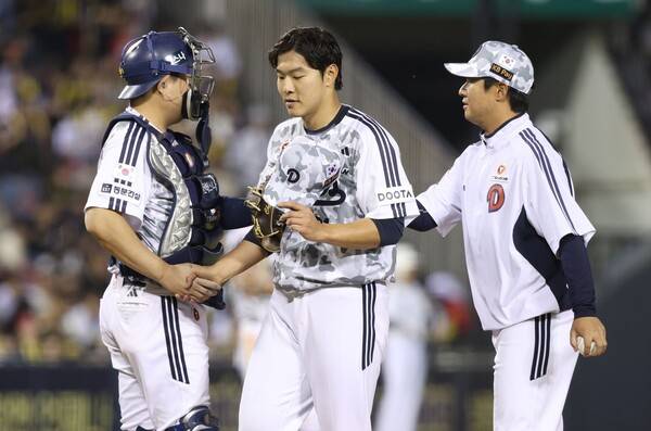 최원준(가운데). ⓒ두산베어스