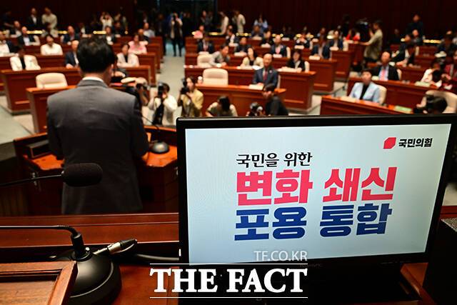 국민의힘이 조기 전당대회를 열어 차기 당대표를 선출하는 방향으로 가닥을 잡으면서 당권 주자들의 움직임에 관심이 쏠린다. /남윤호 기자