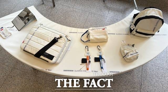 코오롱FnC는 리사이클링 브랜드 '래코드'를 통해 3년차 장기 재고를 옷으로 재탄생하고 폐에어백을 가방, 파우치로 만들고 있다. /문화영 기자