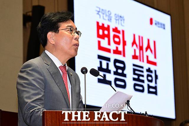 송언석 국민의힘 원내대표가 25일 국회에서 인사청문회를 진행 중인 김민석 국무총리 후보자를 두고 "올해 국가 본예산 규모도 모르고, 국가채무비율이 20~30%인 줄 아는 후보자가 총리로서 무슨 역량이 있다는 것인가"라고 비판했다. /남윤호 기자