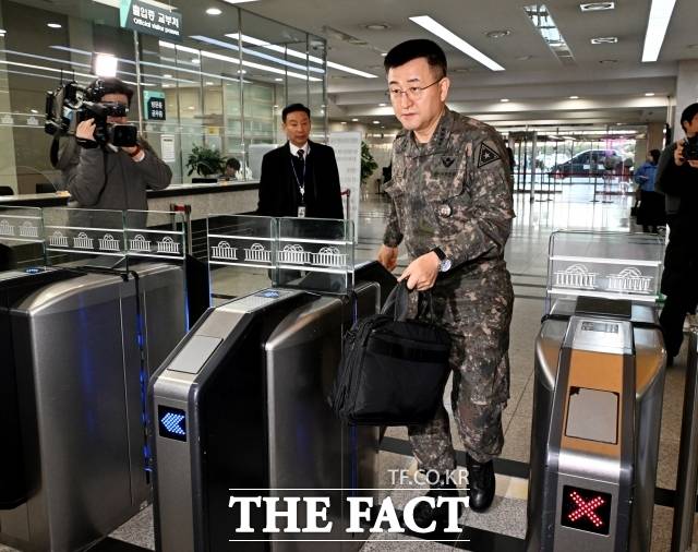 법원의 조건부 보석 결정에 불복한 김용현 전 국방부 장관과 달리 박안수 육군참모총장과 이진우 전 수도방위사령관은 조건을 이행하고 보석 결정에 따르기로 했다. 박 총장이 지난해 12월 서울 여의도 국회에서 열리는 국방위원회 전체회의에 참석하기 위해 보안 검색을 받고 있다.