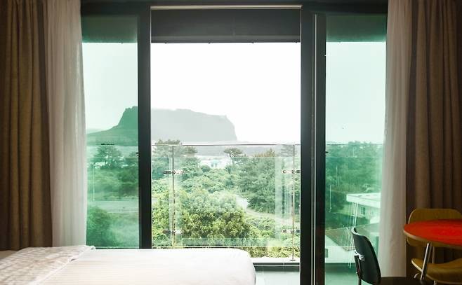 제주 성산일출봉과 바다가 한 눈에 들어오는 벵가스테이 객실 뷰