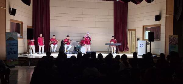 육군사관학교 군악대 울릉중학교 버스킹 공연 모습(사진제공=울릉군청)