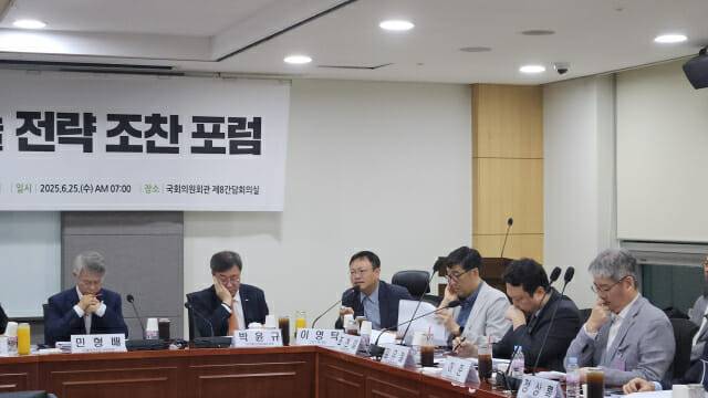 SKT 이영탁 부사장이 대표 발제를 하고 있다. (사진=한정호 기자)