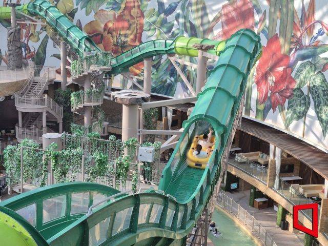 인스파이어 엔터테인먼트 리조트의 실내 워터파크 스플래시 베이에서 방문객들이 신규 시설 '아쿠아 레이서'를 탑승하고 있다. 김흥순 기자