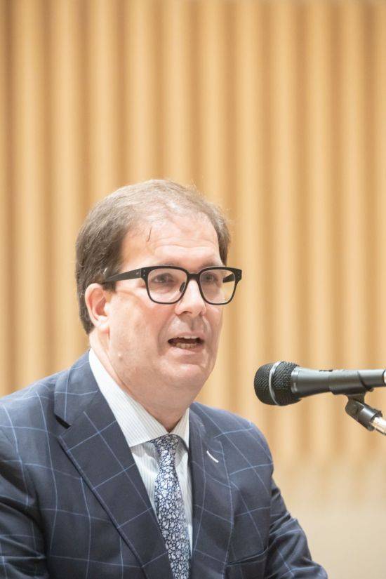 뉴욕필의 마티아스 타르노폴스키 최고경영자(CEO)가 25일 서울문화교육센터 서초에서 열린 기자간담회에서 뉴욕필을 소개하고 있다.   [사진 제공= 마스트미디어]