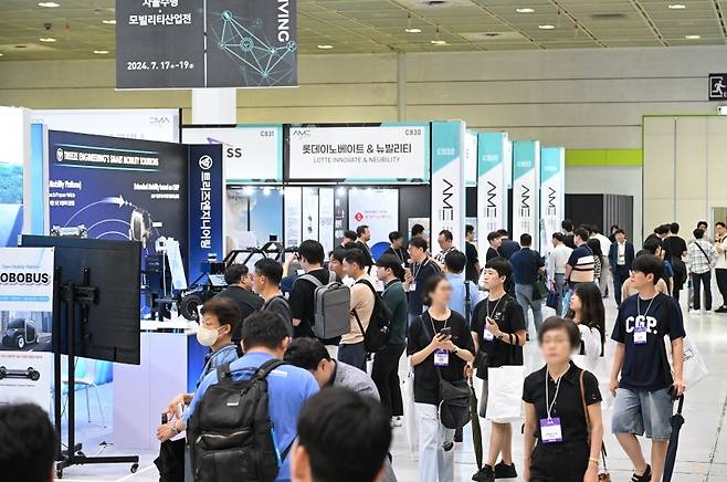 사진 : 2024 자율주행모빌리티산업전을 둘러보고 있는 참관객들