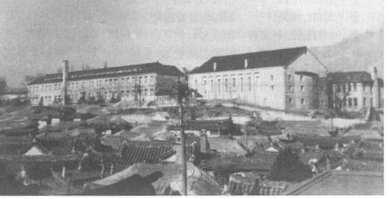 개성에 있을 당시 호수돈여학교 본관(왼쪽)과 대강당. /호수돈백년사