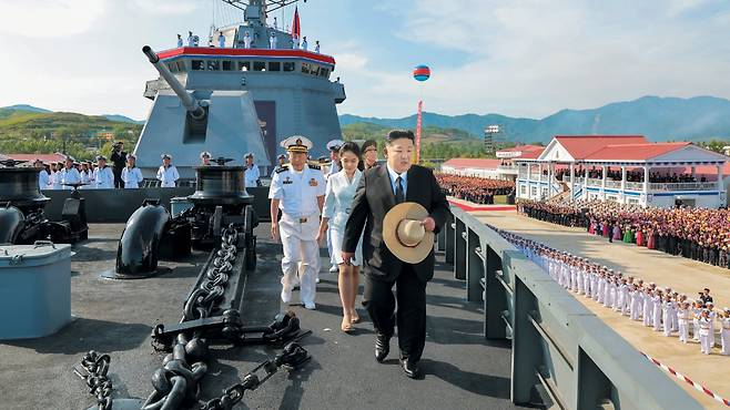 지난 12일 구축함 ‘강건호’ 진수식에 참석한 김정은 /조선중앙통신 연합뉴스