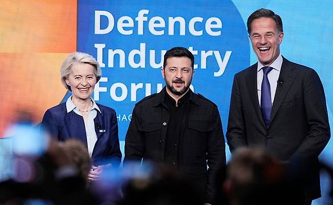 나토 회의 참석한 젤렌스키, 트럼프와 또 만날 듯 - 24일 네덜란드 헤이그에서 열린 나토(NATO·북대서양조약기구) 정상회의 첫날, 볼로디미르 젤렌스키(가운데) 우크라이나 대통령이 우르줄라 폰 데어 라이엔(왼쪽) 유럽연합 집행위원장과 마르크 뤼터 나토 사무총장과 함께 사진을 찍고 있다. 젤렌스키는 26일 도널드 트럼프 미국 대통령과 회동할 예정이다. /AP 연합뉴스