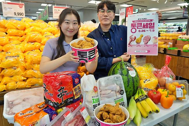 롯데마트 직원이 서울 송파구 롯데마트 제타플렉스 잠실점에서 '통큰치킨' 등 주요 할인 상품을 소개하고 있다. /롯데마트