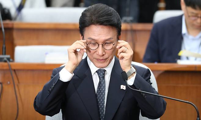 김민석 국무총리 후보자가 24일 서울 여의도 국회에서 열린 인사청문회에서 안경을 고쳐 쓰고 있다. 이날 김 후보자는 올해 정부 예산 규모를 묻는 질문에 대답을 하지 못했고, 국내총생산(GDP) 대비 국가 채무 비율을 묻는 질문에는 틀린 답변을 했다. /남강호 기자