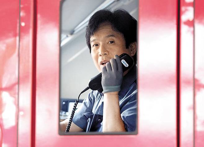 장관 지명 당일까지 열차 운행 - 현직 철도 기관사로 고용노동부 장관에 지명된 김영훈 후보자가 지난 23일 경북 김천역에서 ITX-마음 열차를 운행할 준비를 하고 있다. /연합뉴스