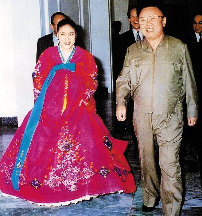 2001년 4월 북한 초청으로 평양 공연을 간 김연자가 김정일 북한 국방위원장과 찍은 사진. /상연기획
