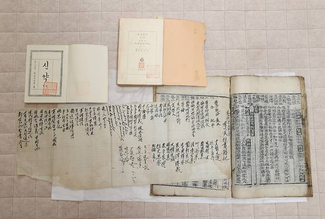 성철 스님의 장서목록. 성철 스님은 장서에 모두 '법계지보'라는 장서인을 찍었다. 장서 가운데는 '신약'도 포함돼 있다. /김동환 기자