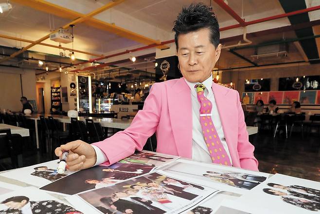 최근 서울 이태원동에서 만난 태진아는 송대관과 찍은 사진들과 함께 끈끈했던 추억을 돌아봤다. /박성원 기자