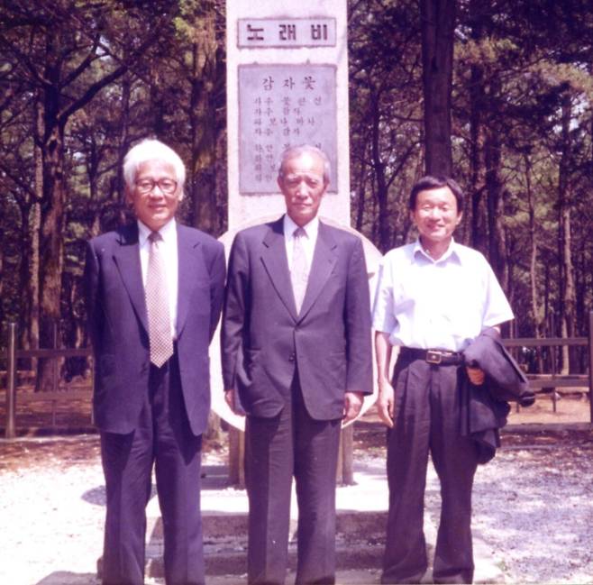 고교 시절 두 사람의 은사였던 정춘용(가운데)씨와 함께 1980년대에 찍은 사진. 왼쪽이 유종호, 오른쪽이 신경림. /유종호 제공