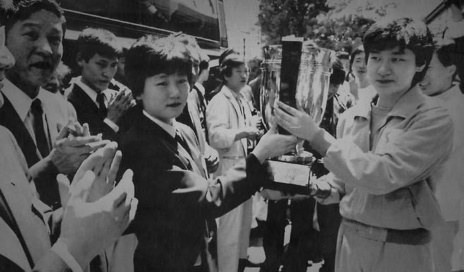 1991년 5월 7일 남북 단일팀으로 지바세계 탁구선수권대회 여자단체전에서 우승한 리분희와 현정화가 헤어지기전에 이분희선수가 현정화 선수에게 우승컵을 전달해주고 있다. /조선일보 DB
