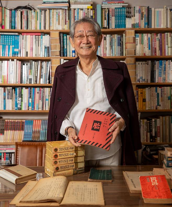 배우 전무송이 걸어온 길은 척박한 땅에 씨 뿌리고 싹 틔워 꽃을 피워낸 한국 연극의 역사와 겹쳐진다. 고양시 자택 거실 책장 앞, 그가 1977년 연극 ‘하멸태자’ 네덜란드 공연 때 암스테르담에서 산 ‘하멸태자 코트’를 걸치고 활짝 웃었다. 손에 든 것은 대표작 중 하나인 연극 ‘태(胎)’의 대본. 테이블 위 왼쪽에 젊은 시절 어렵게 마련한 셰익스피어 전집이 있다. /김지호 기자