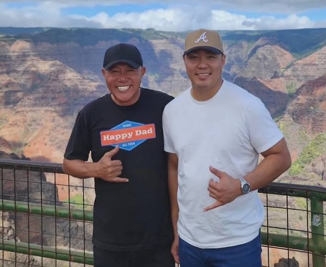 박세준씨(왼쪽)와 그의 아들. /NPR