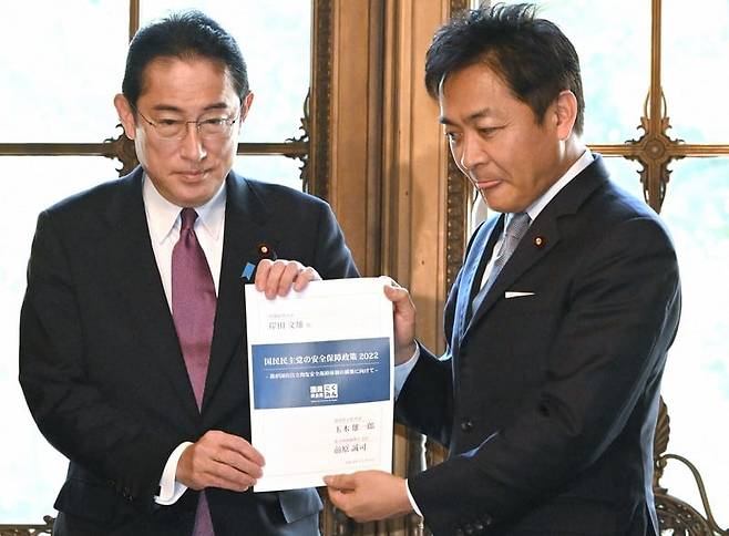 기시다 후미오 전 일본 총리와 다마키 유이치로 국민민주당 대표/마이니치신문 디지털