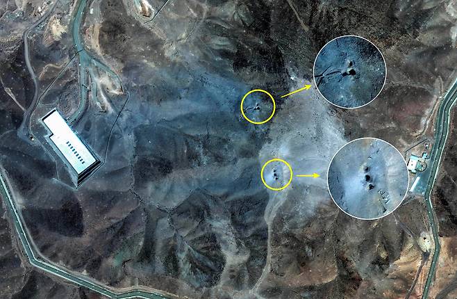 22일 미국의 공습으로 파괴된 이란 포르도 농축시설 위성사진. 산등성이에 벙커버스터가 뚫고 들어간 6개의 구멍이 분화구 처럼 선명하다./Maxar Technologies via AP 연합뉴스