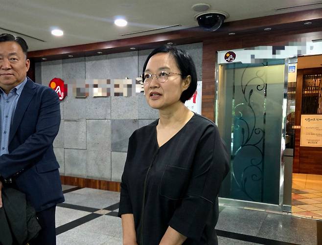 한성숙 중소벤처기업부 장관 후보자가 25일 오전 서울 여의도에 마련된 인사청문회준비단 사무실에 출근해 기자들과 질의응답을 하고 있다./뉴스1