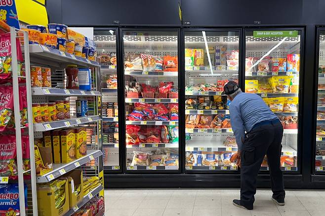 한 사람이 지난달 미국 일리노이주 시카고 달러제너럴 매장에서 쇼핑을 하고 있다. /연합뉴스