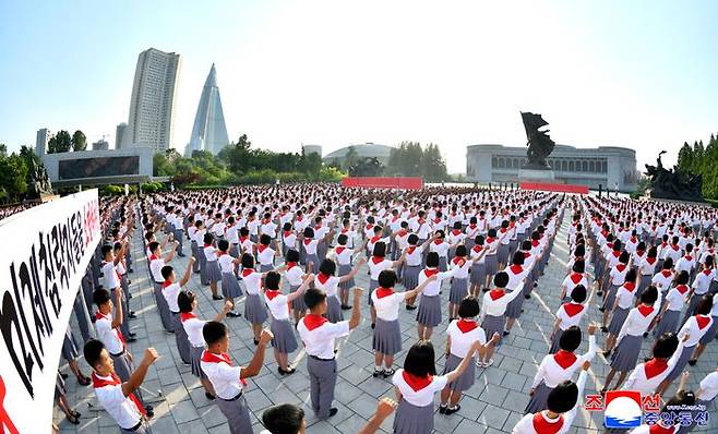 북한이 '6.25 미제반대투쟁의 날'을 맞아 지난 23일 평양 조국해방전쟁승리기념관 교양마당에서 학생소년들의 복수결의모임을 가졌다고 조선중앙통신이 24일 보도했다. ⓒ조선중앙통신·연합뉴스