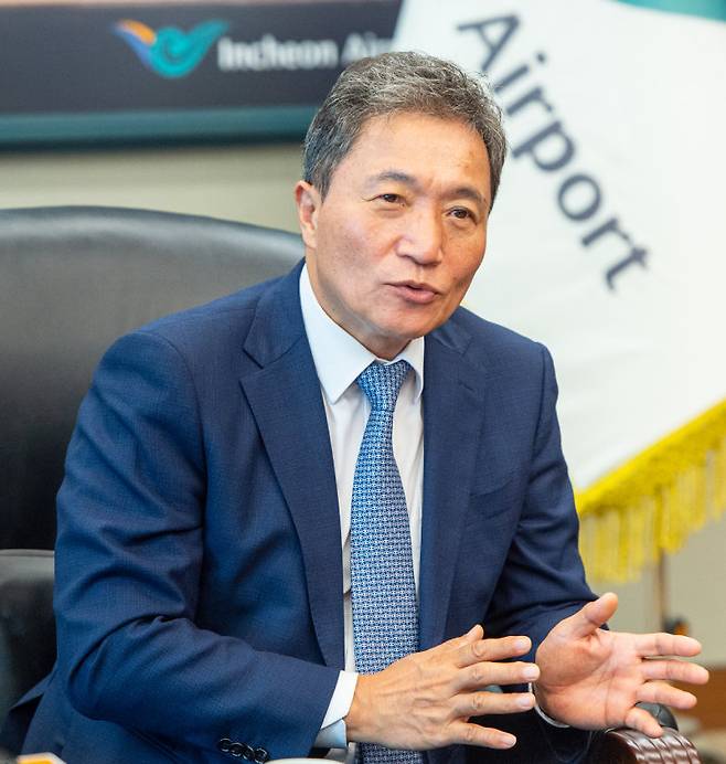 이학재 인천국제공항공사 사장이 10일 접견실에서 인천공항 운영 성과에 대해 설명하고 있다. 그의 임기는 내년 6월까지다. 인천공항공사 제공