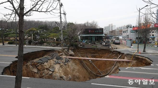 올 3월 24일 서울 강동구 명일2동 싱크홀 사고 현장. 이 곳 인근에는 지하철 9호선 연장 공사가 진행 중이었다. 지하안전특별법상 지하 10m 이상을 굴착하는 공사는 전문 업체로부터 지하안전에 미칠 영향성을 평가받는 지하안전영향평가를 받는다. 이 지하철 공사 역시 지하안전평가를 받았다. 하지만 지반 조건이 가장 취약한 구간으로 지적된 곳에 대한 지반 안정성 해석이 꼼꼼히 되지 않았다는 문제가 지적됐다. 히어로콘텐츠팀