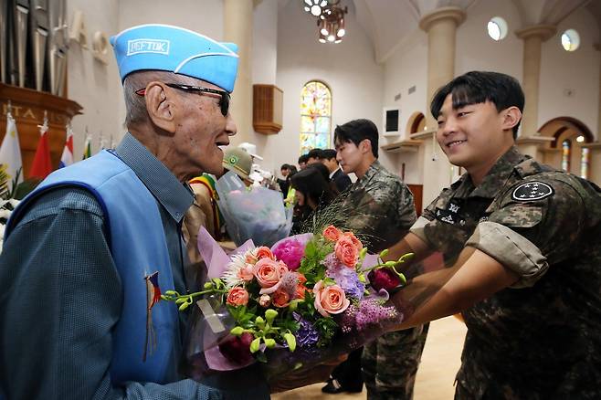 24일 대구 달서구 계명대 성서캠퍼스에서 열린 6·25전쟁 제75주년 추념식에서 예비역 학생이 필리핀 참전용사 플로렌도 아그불로스 베네딕토 주니어에게 꽃다발을 전달하고 있다. 계명대 제공