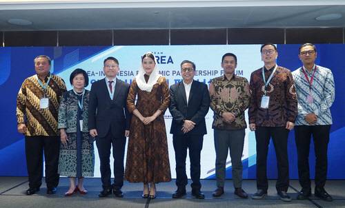 24일 인도네시아 자카르타에서 열린 '한-인도네시아 경제 파트너십 포럼'의 참석자들이 기념촬영을 하고 있다. 주인도네시아한국대사관 제공 연합뉴스