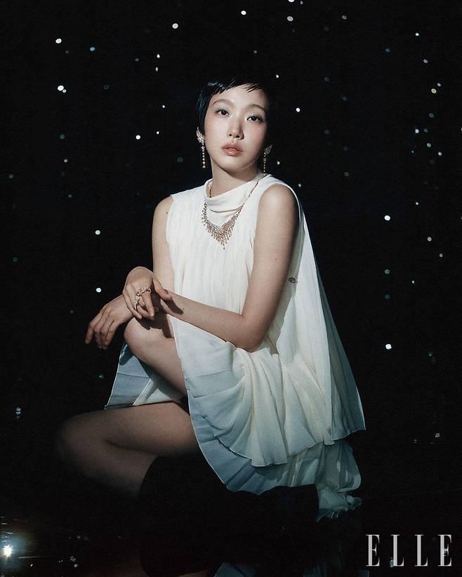 핑크골드에 다이아몬드를 방사형으로 세팅한 날개 모양의 프리티 윙즈 핑크골드 네크리스, 각각 1.05캐럿과 1.02캐럿의 페어 컷 다이아몬드를 세팅했으며 길거나 짧게 연출할 수 있도록 만든 프리티 윙즈 핑크골드 이어링, 1.06캐럿 다이아몬드를 중심으로 펼친 날개 모양을 표현한 프리티 윙즈 핑크골드 링은 모두 Chanel High Jewelry.