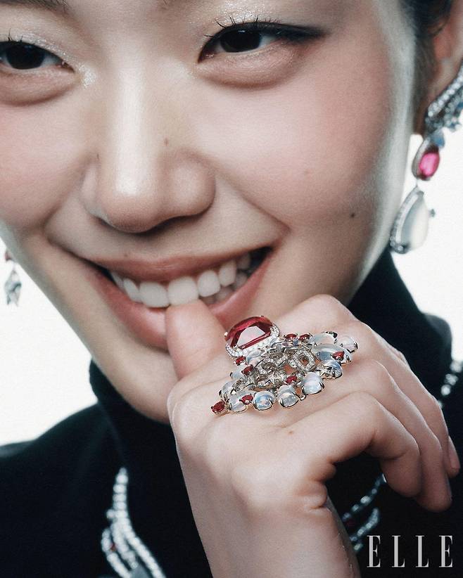 플래티넘에 다이아몬드, 레드 스피넬, 루비와 문스톤을 세팅했으며 가운데 쿠션 컷의 레드 스피넬 11.28캐럿을 세팅한 팔로우 유어 하트 링, 플래티넘에 다이아몬드, 레드 스피넬, 루비와 문스톤을 세팅한 팔로우 유어 하트 이어링, 날개 모양을 연출한 팔로우 유어 하트 네크리스는 모두 Chanel High Jewelry.